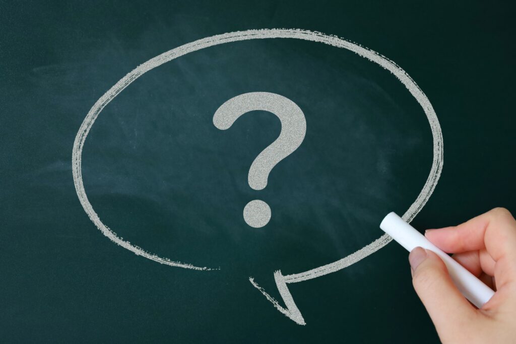 黒板に書いてあるクエスチョンマークの画像