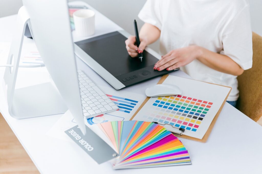 パソコンで作業するデザイナーの画像