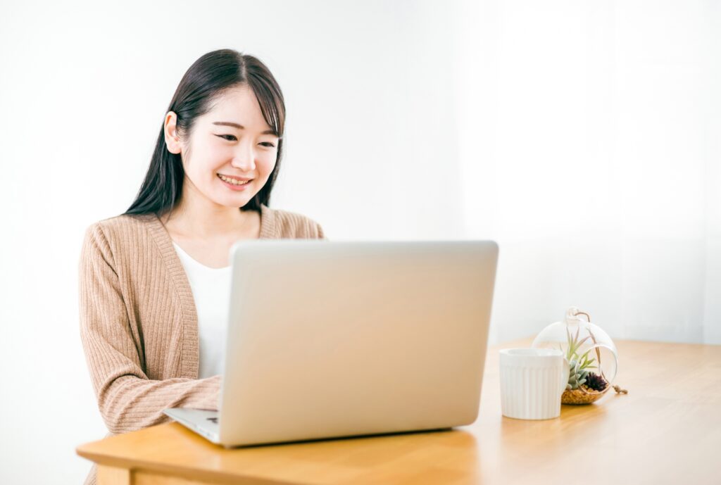 ノートパソコンを使う女性の画像