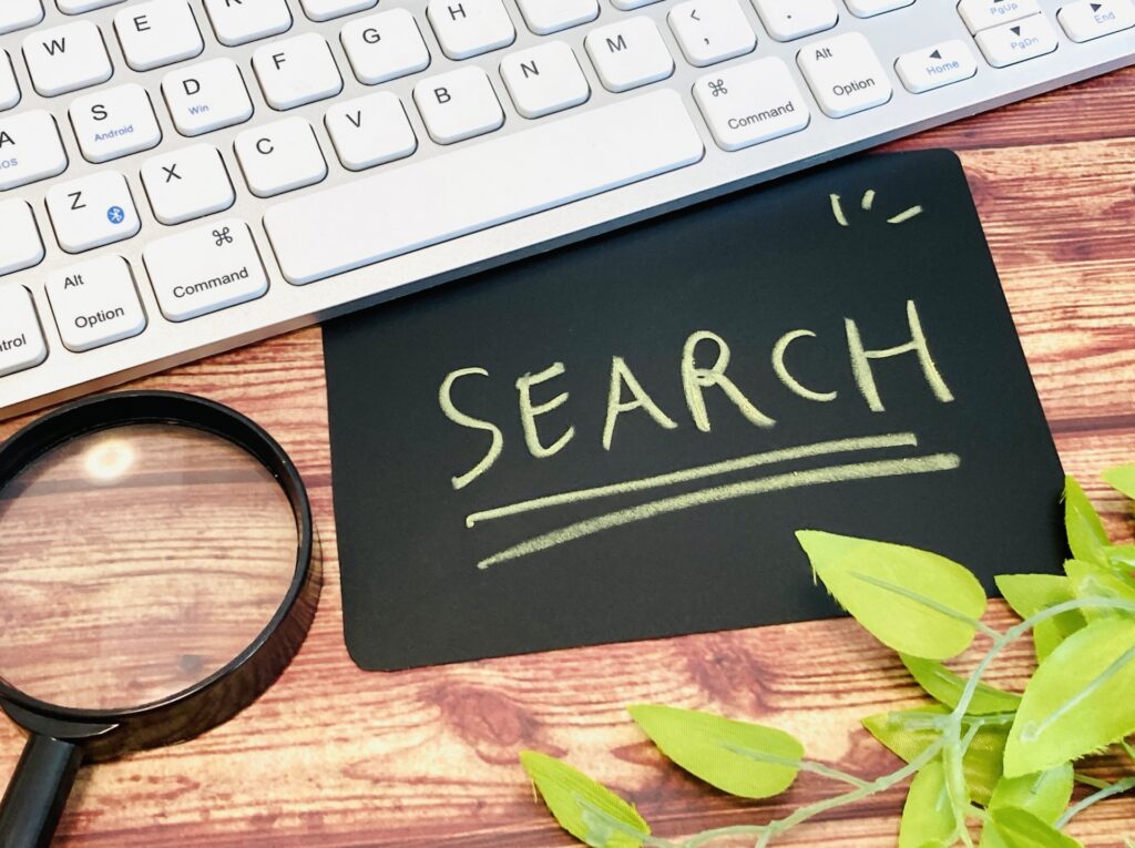 黒い紙にSEARCHと書いてある画像