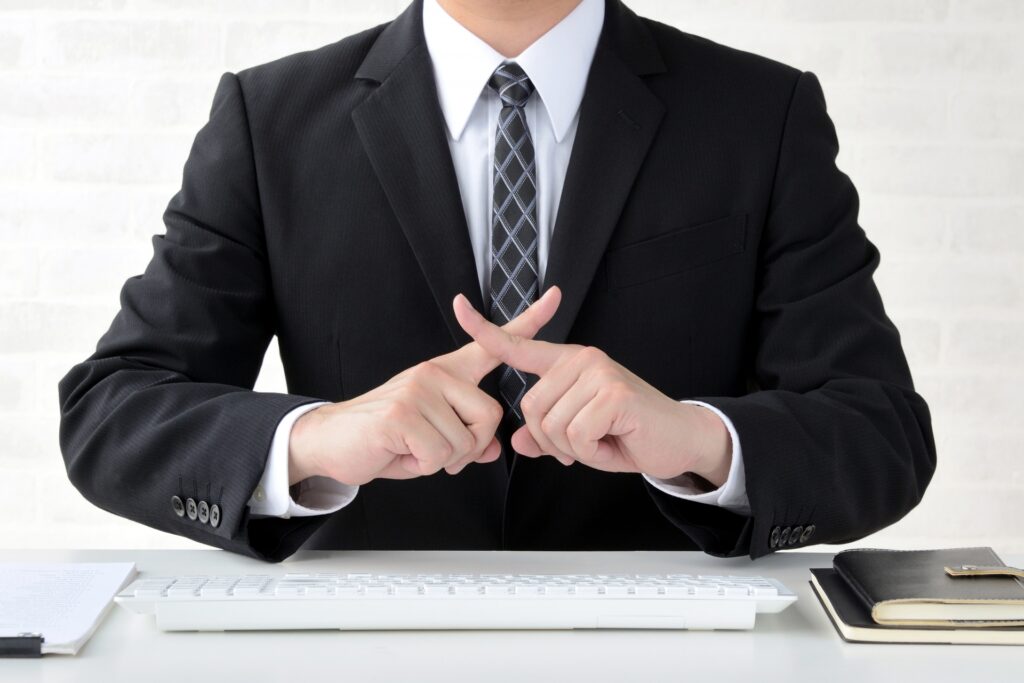 バツ印をつくるビジネスマンの画像