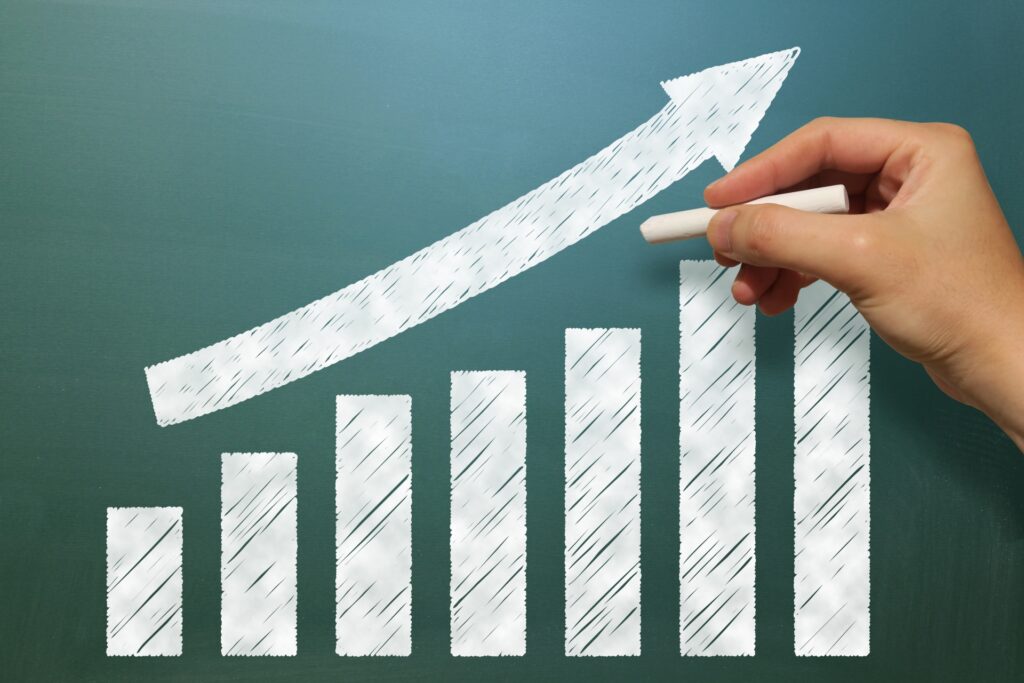 黒板に徐々に上がっていく棒グラフが描かれている画像