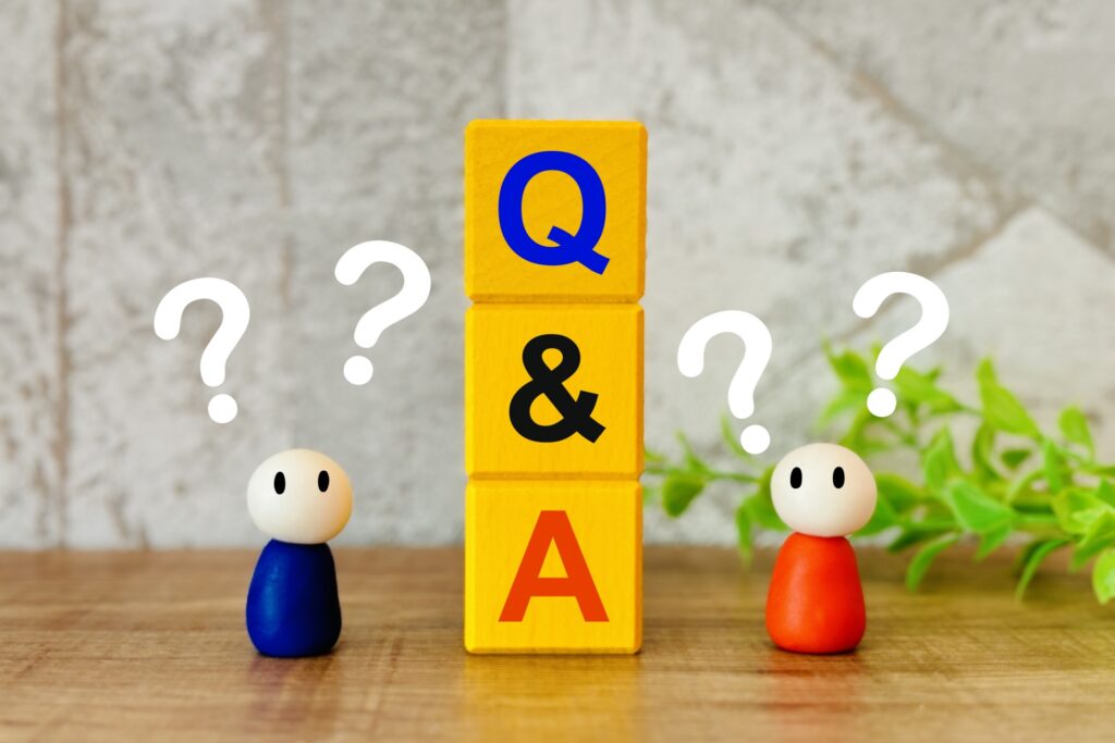 人形とQ&Aと書いてあるブロックの画像