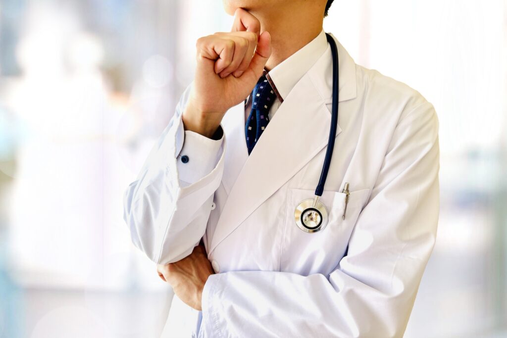 悩んでいる医者の画像