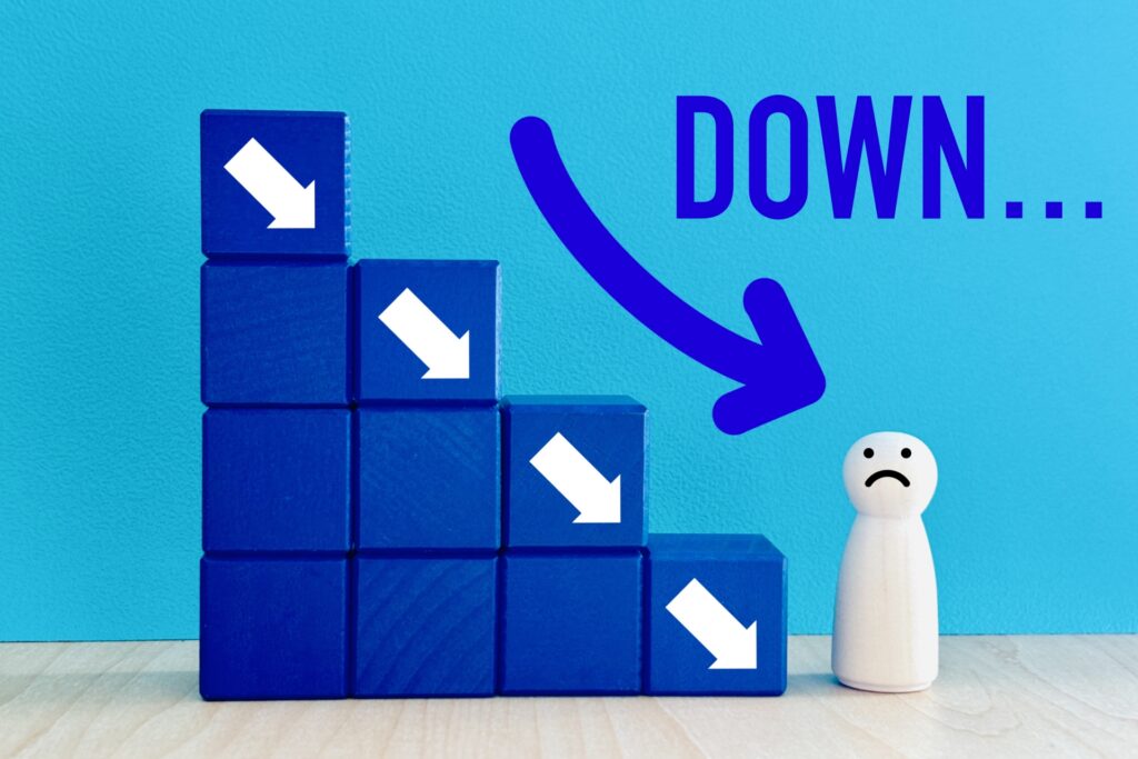 下がるイメージと階段と矢印の画像