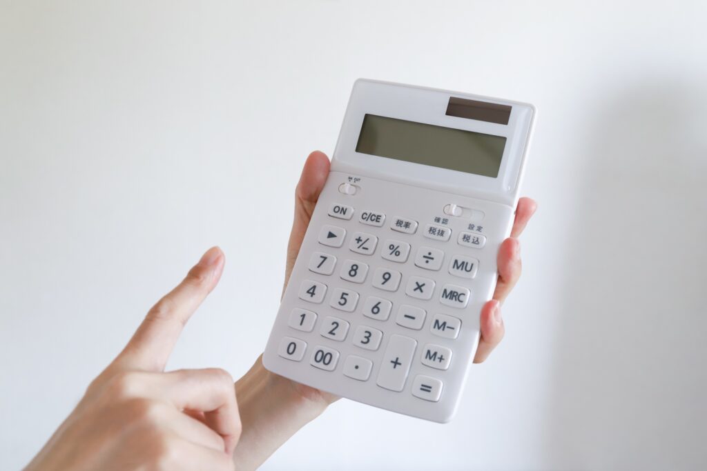 計算機を使う手元の画像