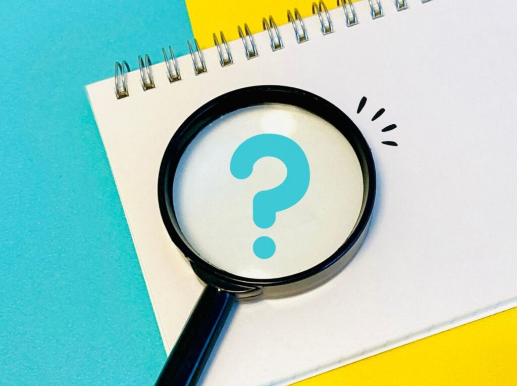 画用紙にはてなマークが書いてある画像