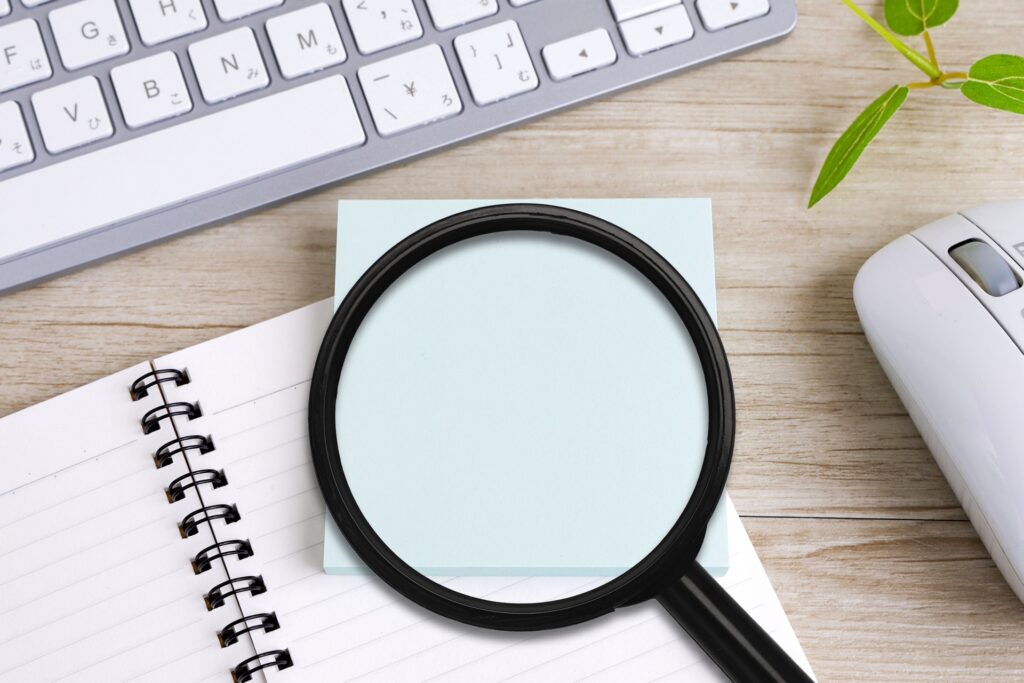 付箋の上にある虫眼鏡の画像