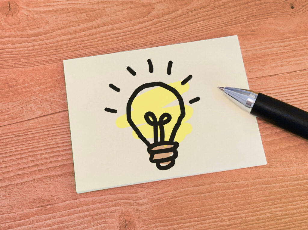 メモ帳に電球のイラストが書いてある画像