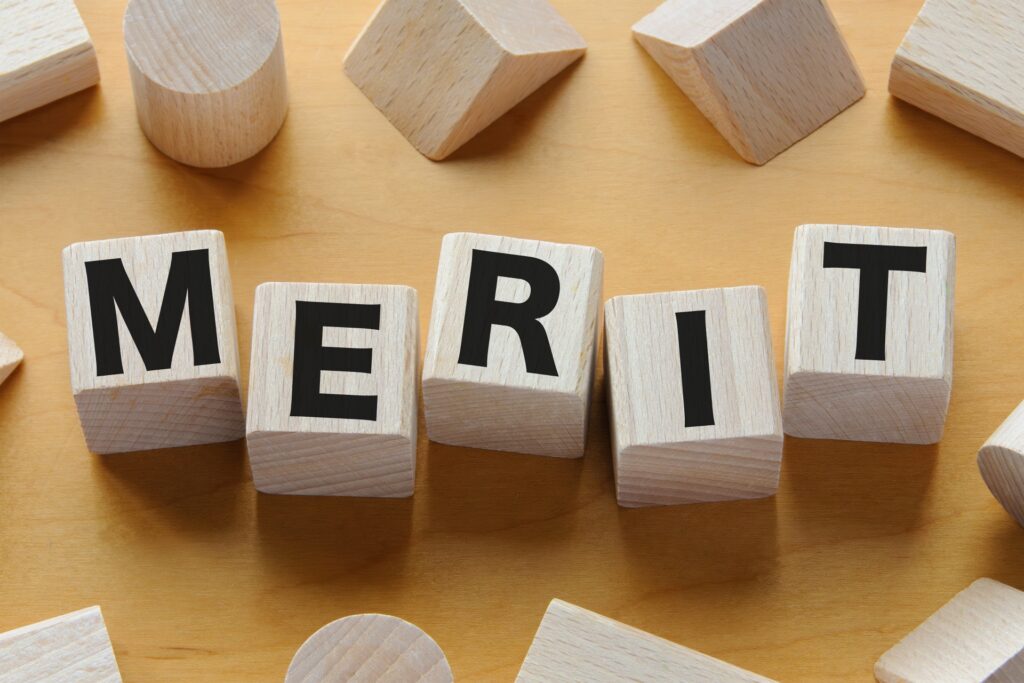 積み木にMERITと書いてある画像