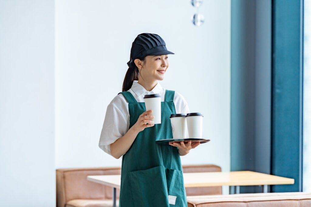 カフェで働く女性の画像