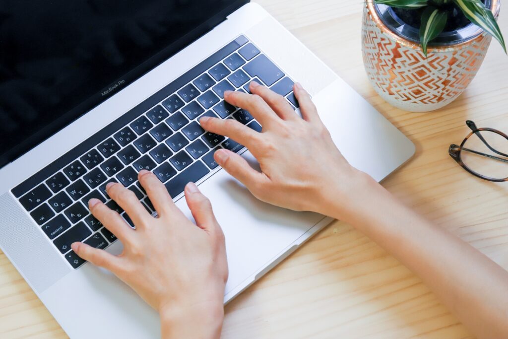 ノートパソコンを使う手元の画像