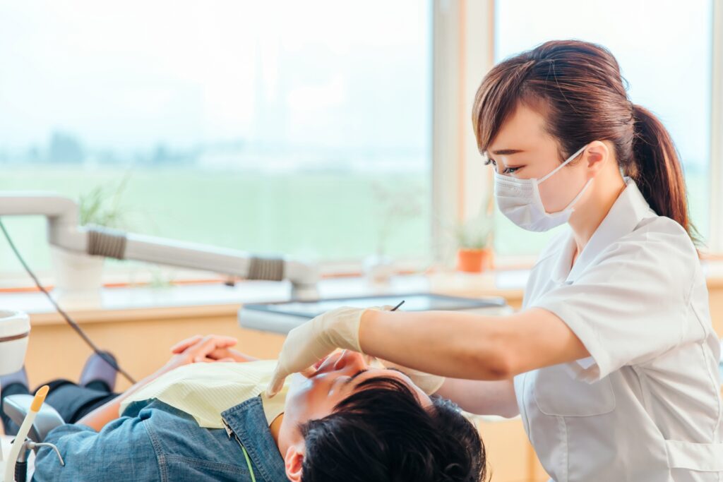 歯医者での治療の様子の画像