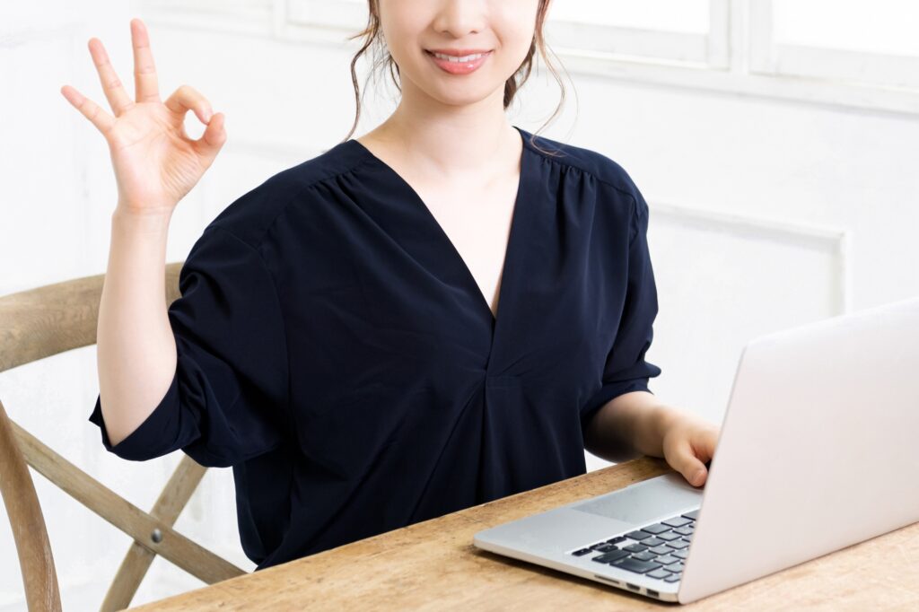 ノートパソコンを使う若い女性の画像