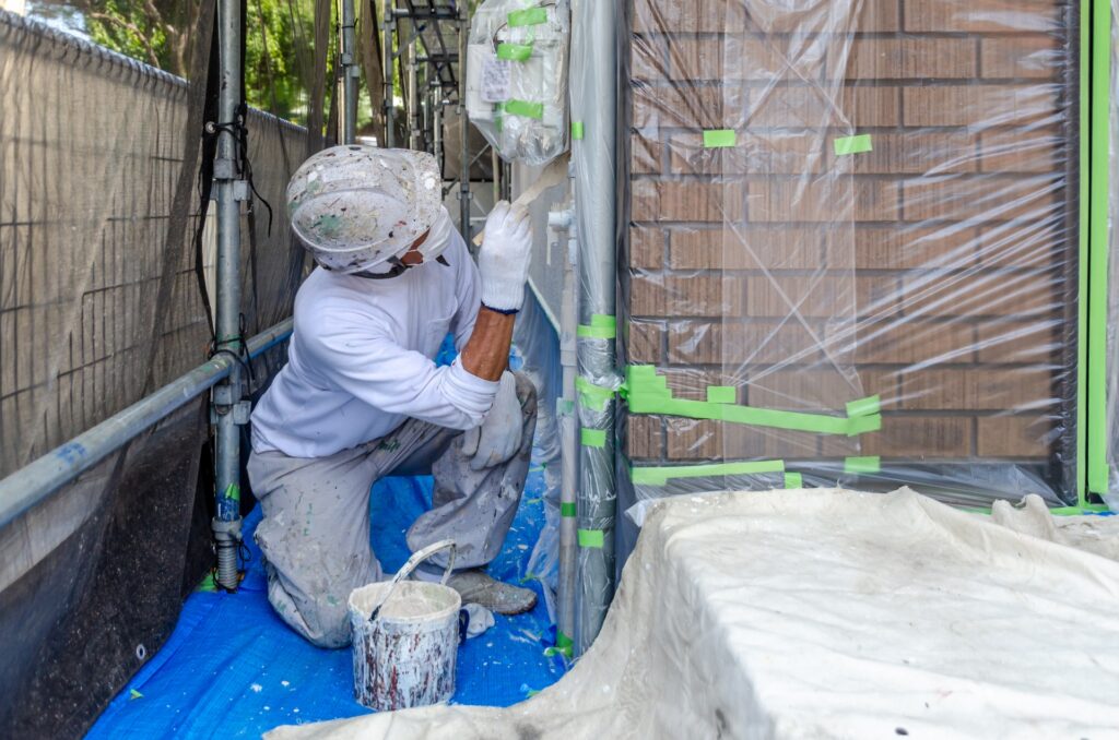 外壁塗装をしている画像