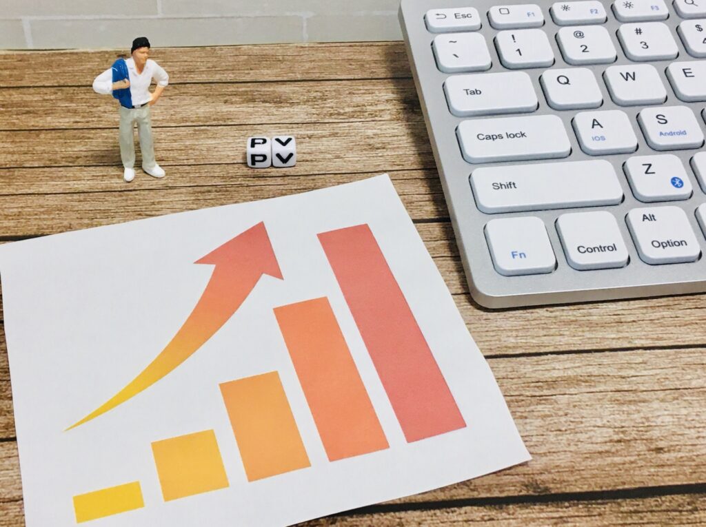 PV（ページビュー）が右肩上がりしているイメージ画像