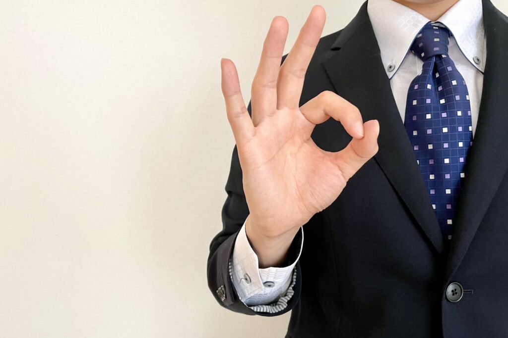 OKを出すビジネスマンの画像