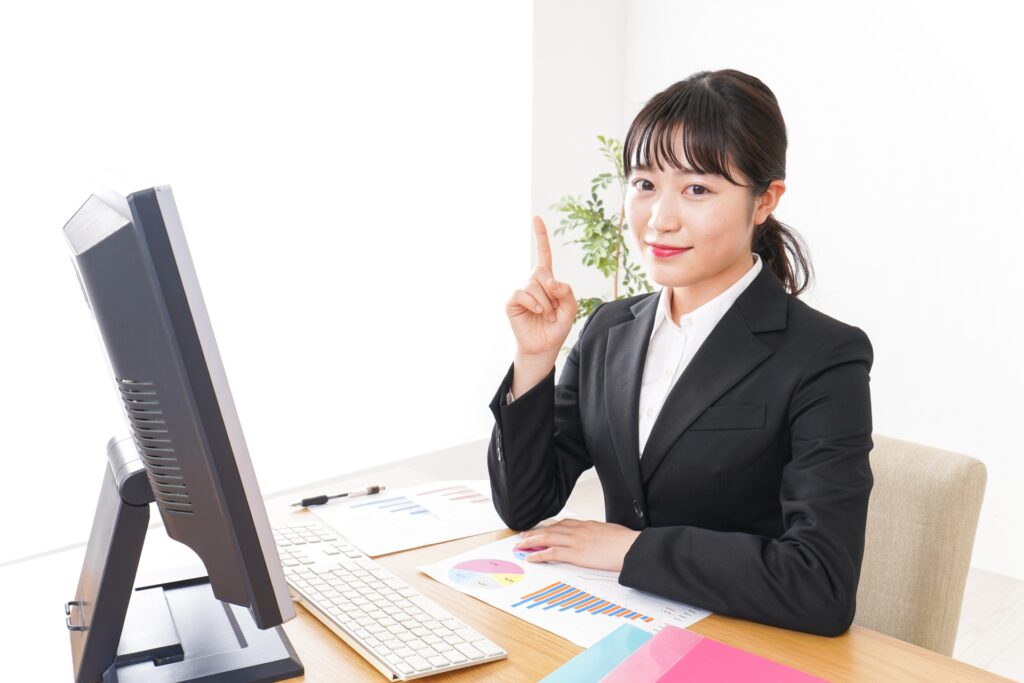 指差すビジネスウーマンの画像