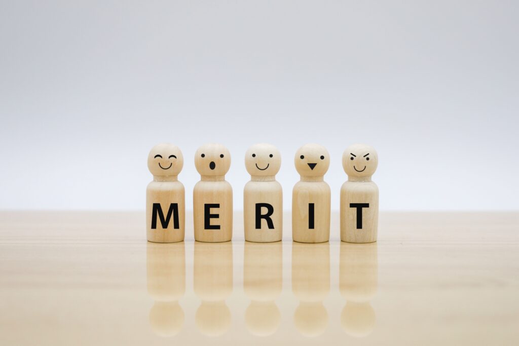 様々な表情の人形にMERITという文字が書かれている画像