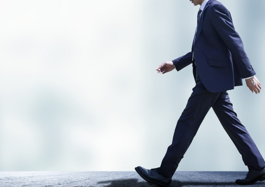 歩くビジネスマンの画像