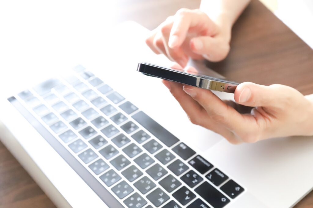 パソコンとスマホの画像