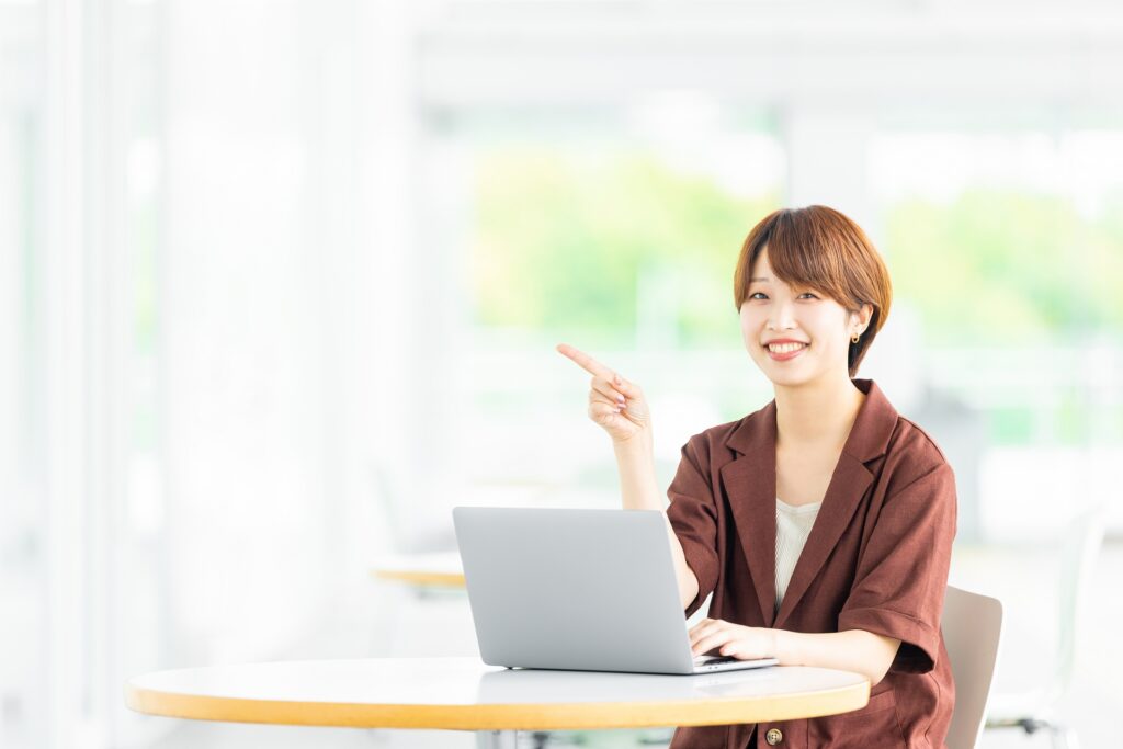 PCに向かう女性の画像