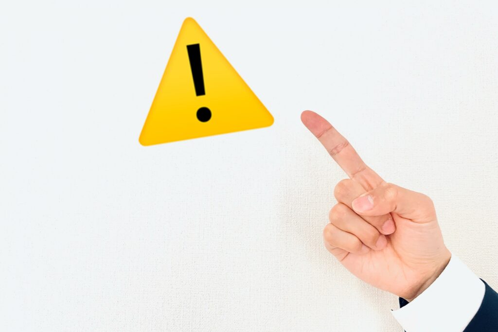 注意を呼びかける男性の画像