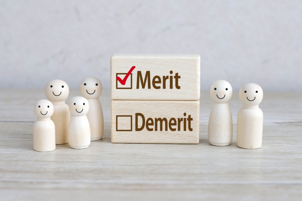 メリットと書かれたブロックと人形の画像