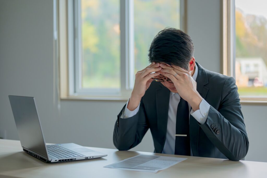 苦悩するビジネスマンの画像