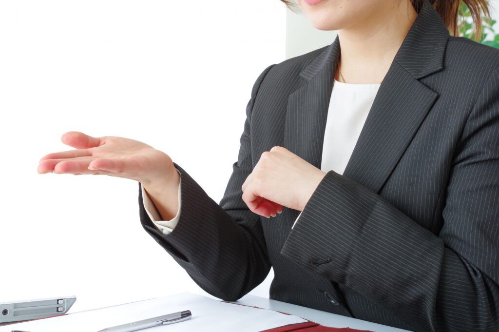 仕事の打ち合わせをする女性の画像