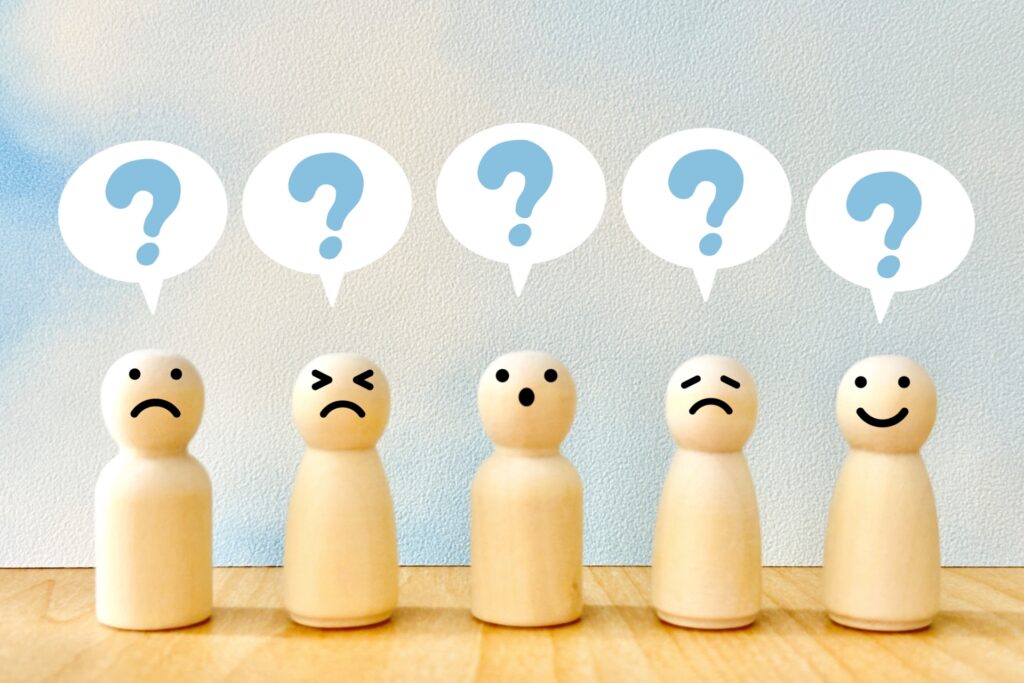 わからなくて疑問を持つ人々の画像