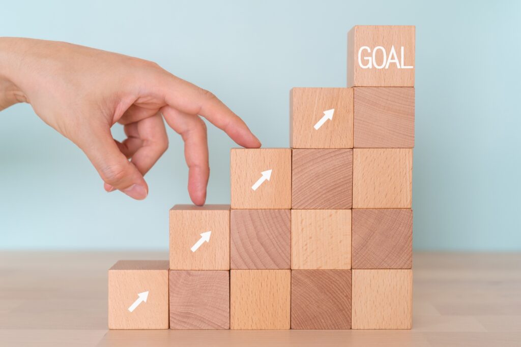 GOALと書かれた積み木と指の画像