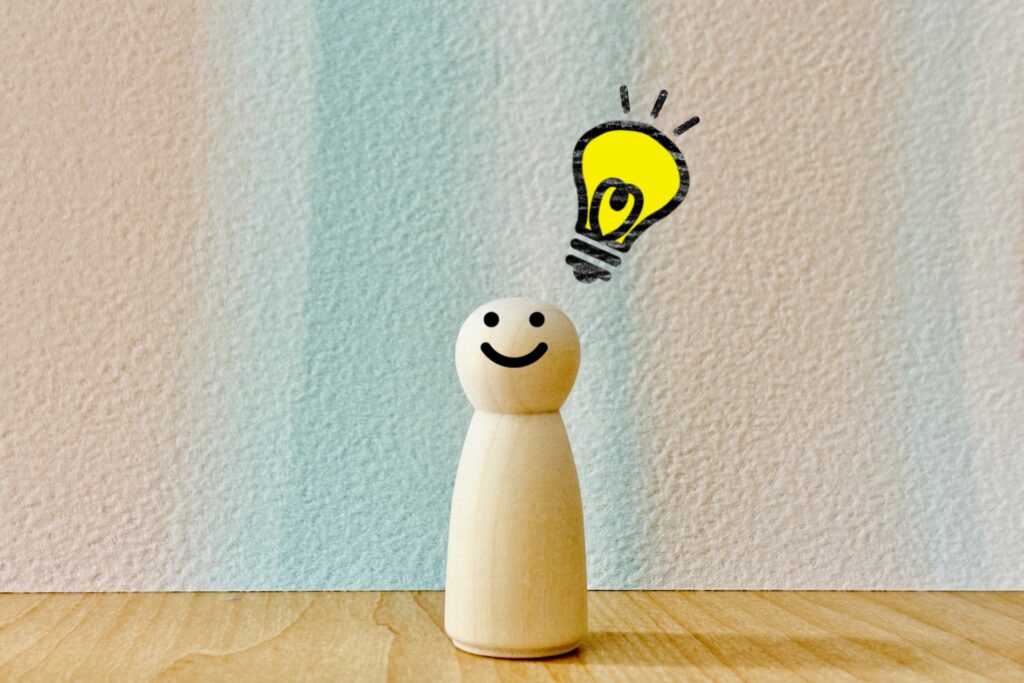 人形の上に電球が浮かんでいる様子の画像