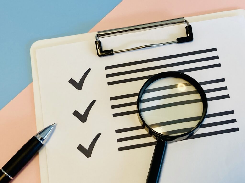 虫眼鏡とチェックリストの画像