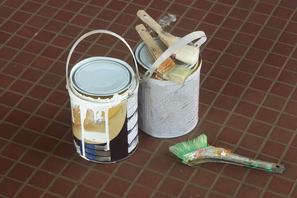 ペンキ缶とハケの画像
