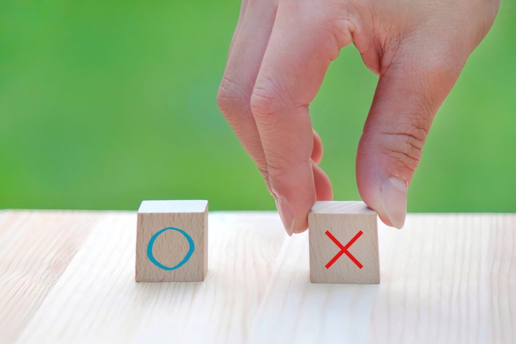 バツが書かれたブロックを持ち上げている様子の画像