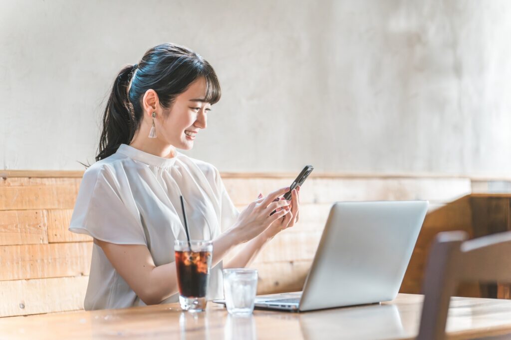 カフェや喫茶店でテレワークをする女性の画像