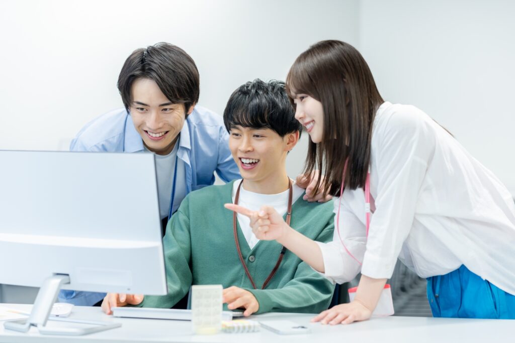 オフィスで働くビジネスマンの画像