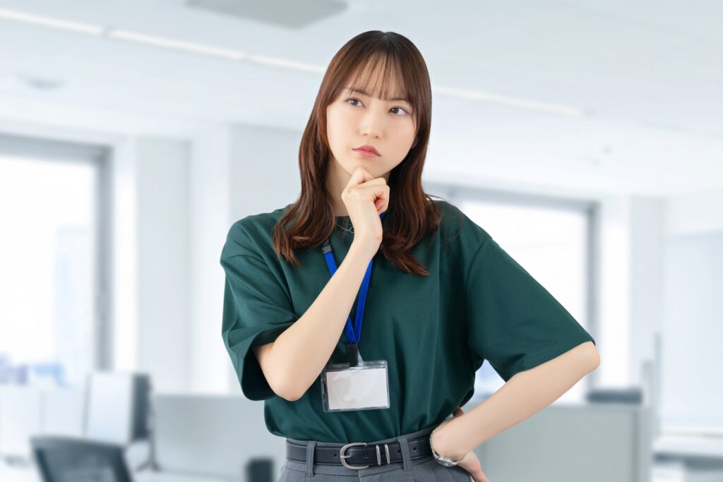 考えごとをする女性・ビジネスウーマンの画像