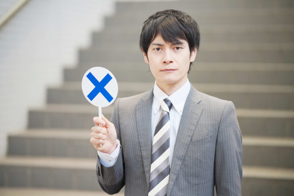 手持ちプラカードを持つ男性の画像