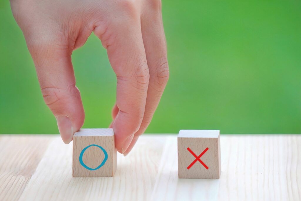 丸が書かれたブロックを持ち上げている様子の画像